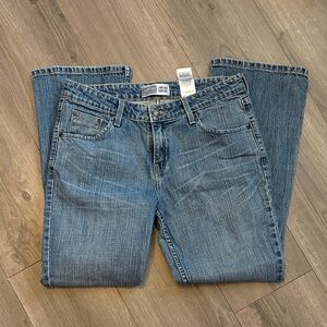 Women’s Levi signature low rise bootcut jeans size 10 short